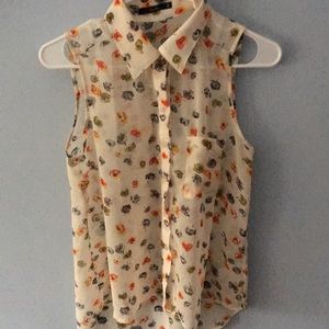 Sleeveless floral shirt 🌸